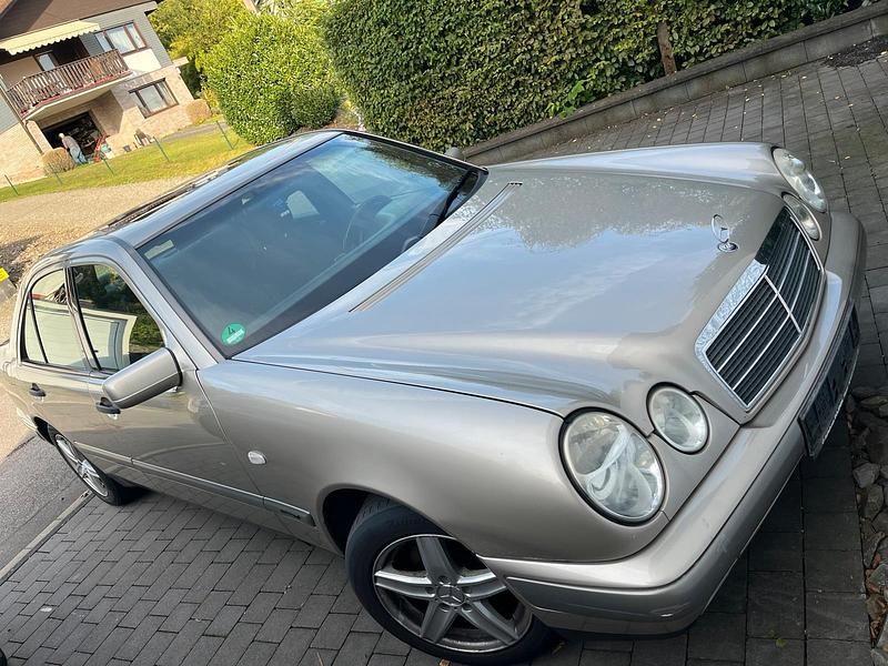 Beige Gebraucht 1996 Mercedes E230 Limousine | 3.700 € (Teuer) - Bild 1/4