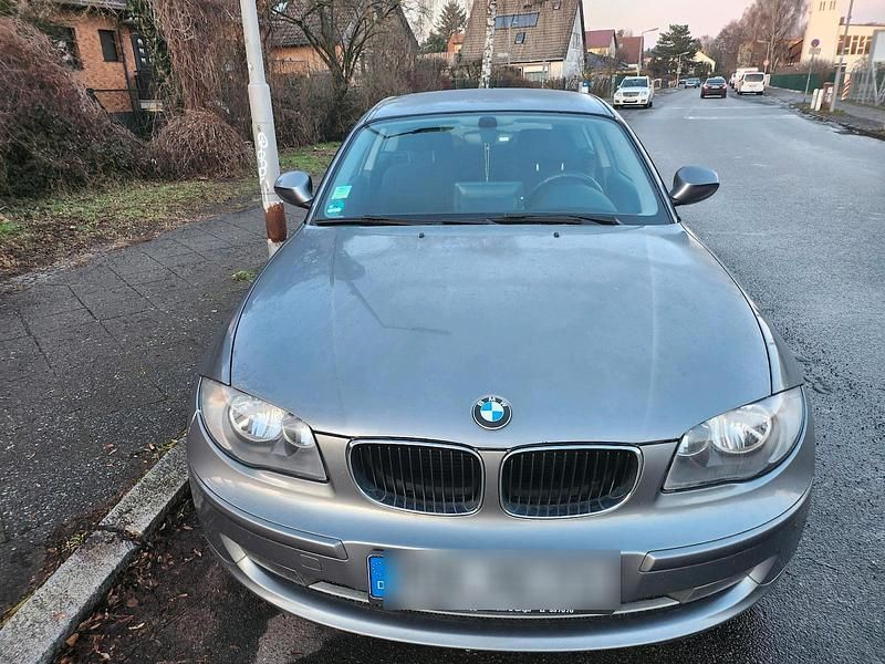 Grau Gebraucht 2010 BMW 118 Kleinwagen | 2.699 € (Superpreis) - Bild 1/4