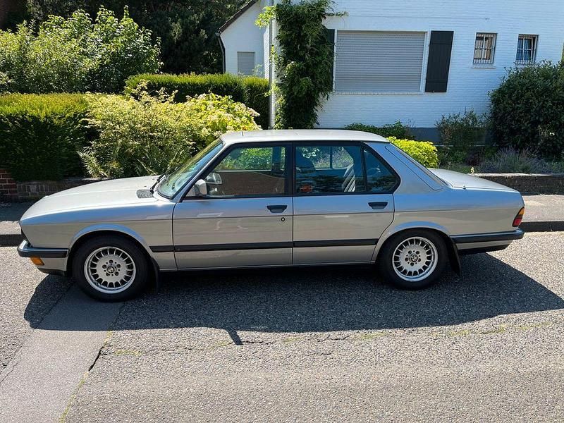Gebraucht BMW 525 129 PS (94 kW) 1987 Grau Limousine