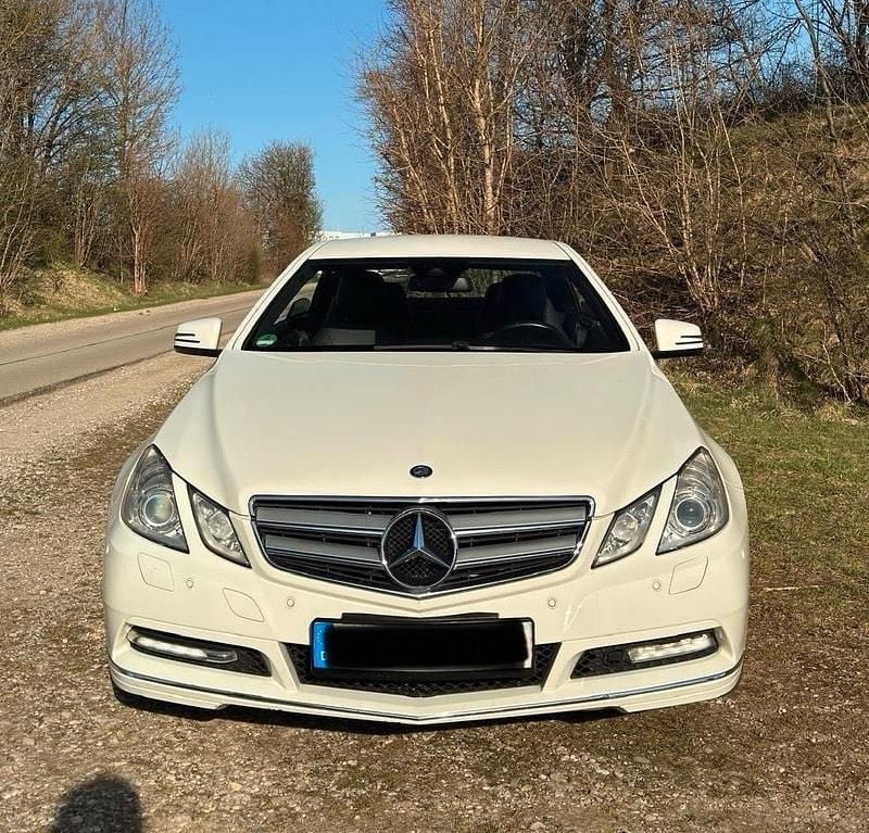 Gebraucht Mercedes E220 170 PS (125 kW) 2012 Calcitweiss  unilack Coupé