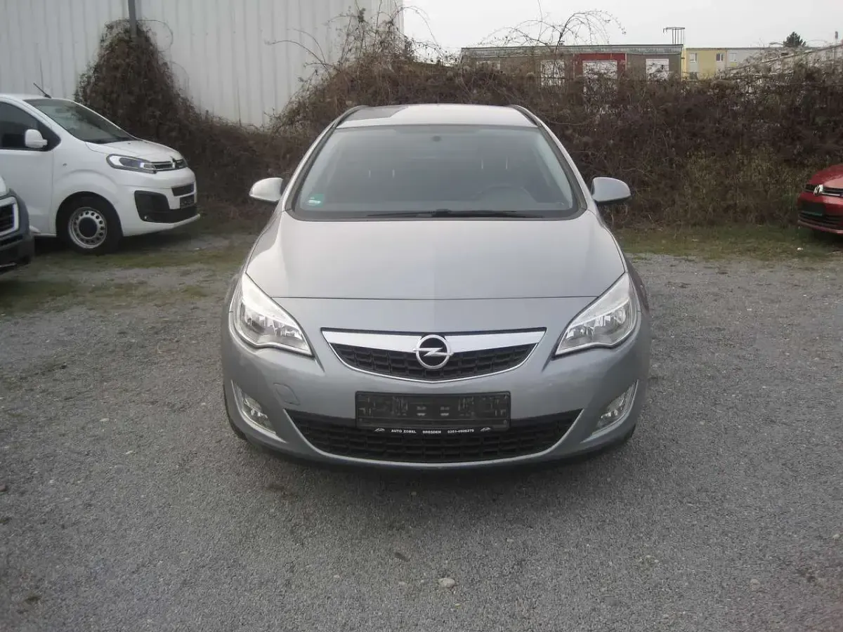 Używany Opel Astra Design Edition 101 KM (74 kW) 2012 Srebrny Kombi