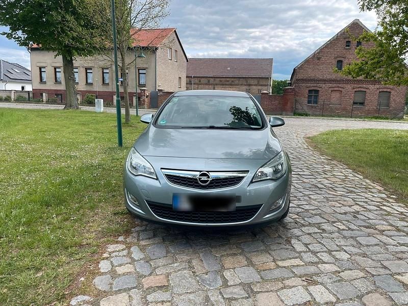 Gebraucht Opel Astra 110 PS (80 kW) 2012 Andere farben Kleinwagen