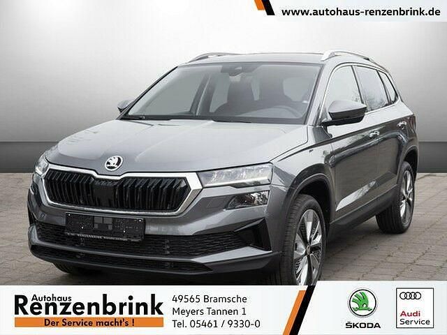 Grau Neu 2025 Skoda Karoq Selection SUV | 33.949 € (Fairer Preis) - Bild 1/2