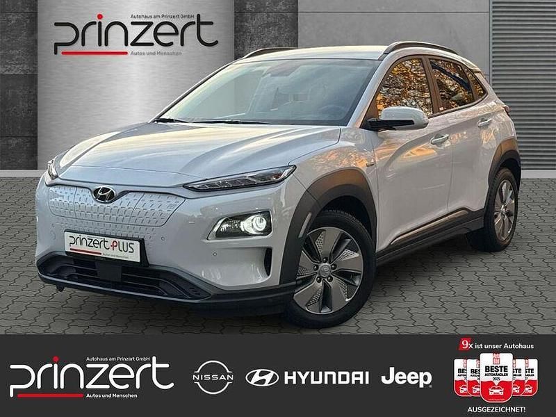 Chalk white / met Gebraucht 2021 Hyundai Kona Premium SUV | 25.970 € (Teuer) - Bild 1/3