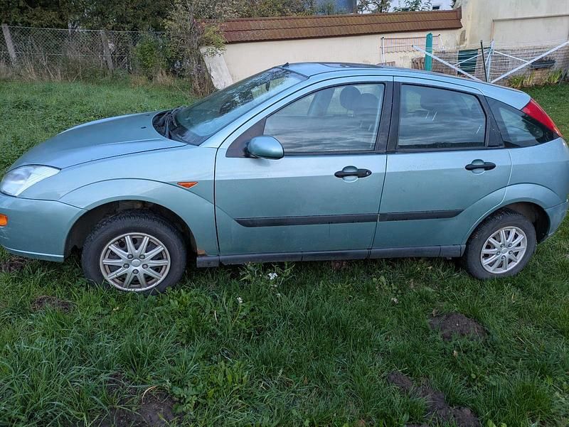 Grün Gebraucht 2001 Ford Focus Limousine | 1.190 € (Fairer Preis) - Bild 1/4