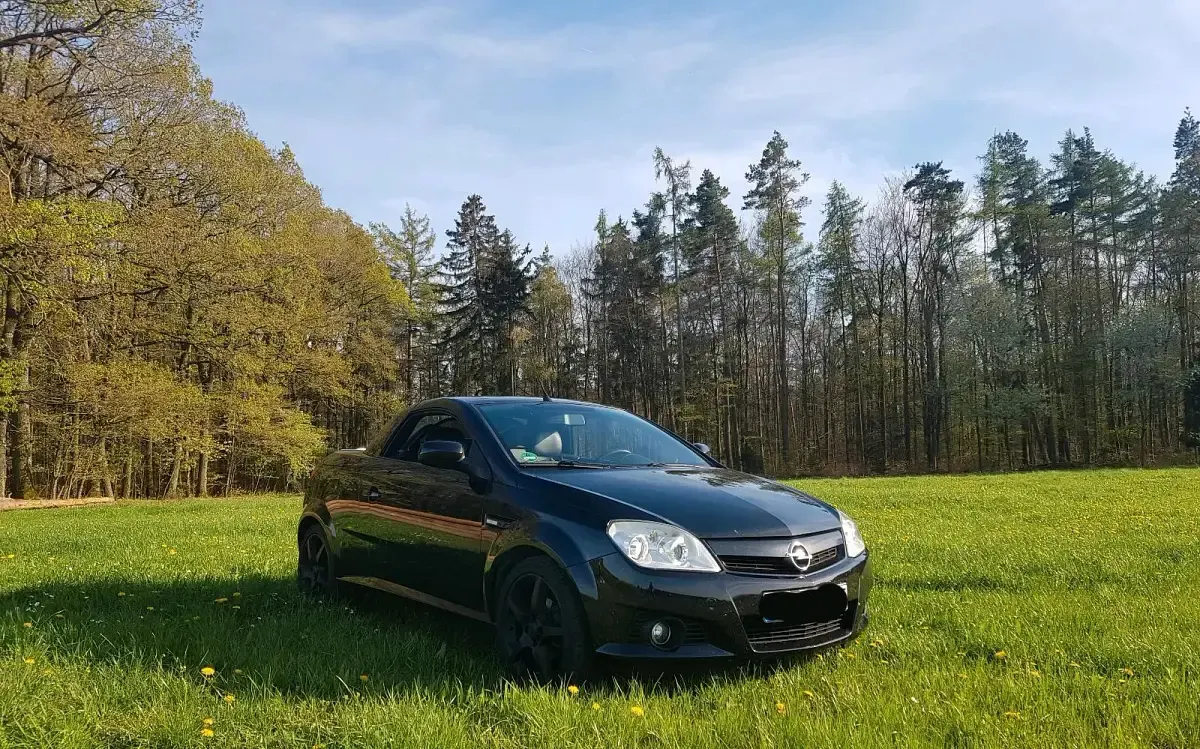 Używany Opel Tigra 125 KM (91 kW) 2005 Czarny Kabriolet