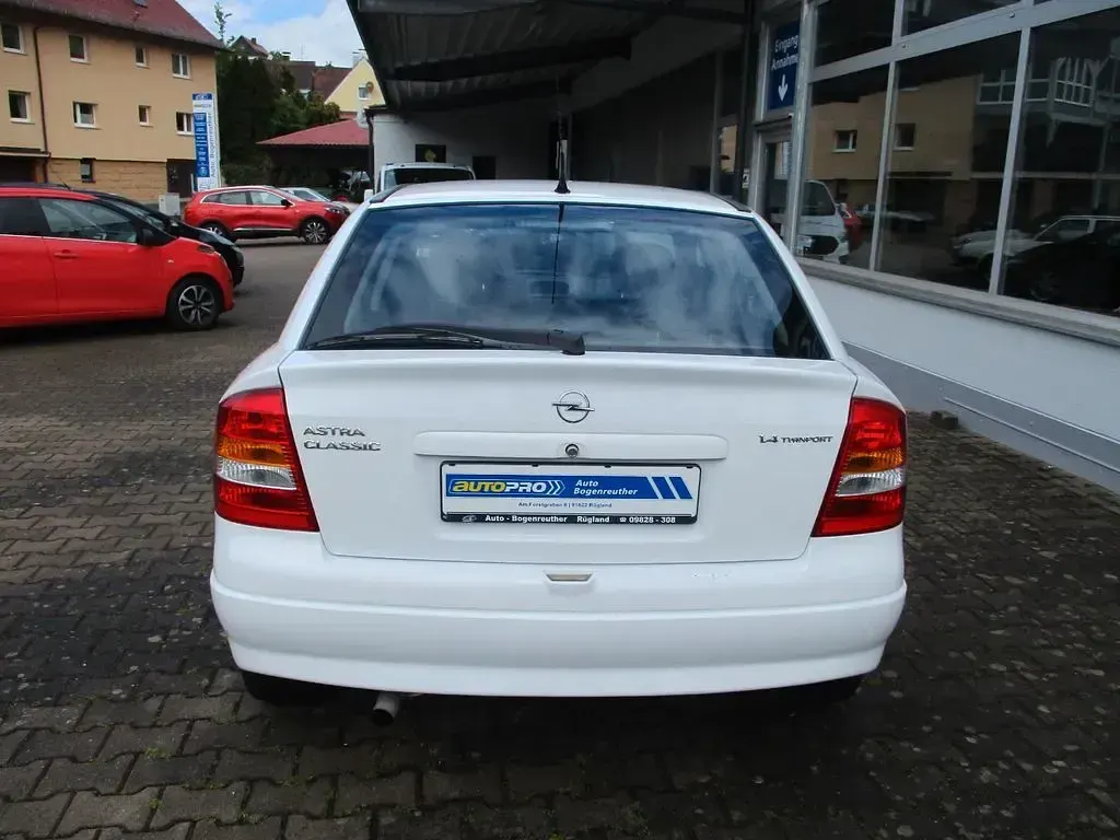 Gebraucht Opel Astra 90 PS (66 kW) 2010 Weiß Limousine