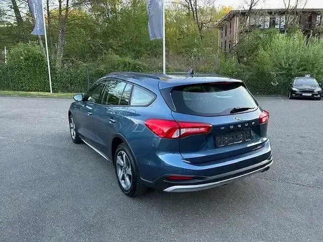 Używany Ford Focus Active 125 KM (91 kW) 2020 Niebieski Sedan/Limuzyna