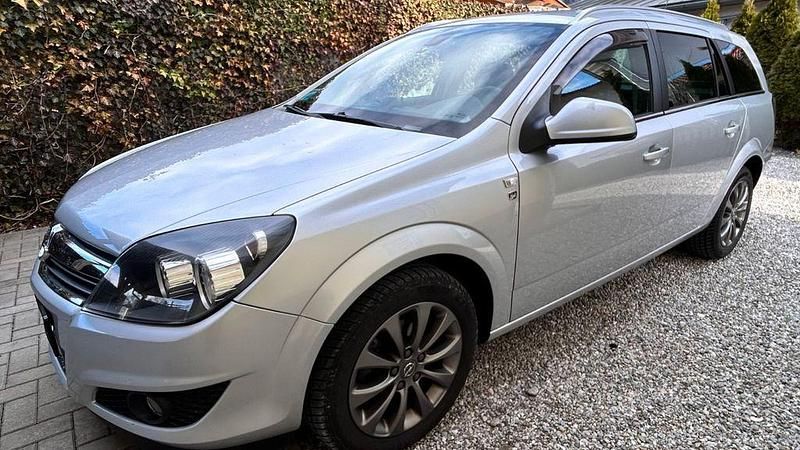 Gebraucht Opel Astra Edition 110 PS (80 kW) 2010 Silber Limousine