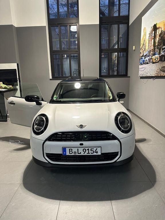 Second-hand Mini Cooper Classic 114 kW (156 CP) 2025 Alb Hatchback