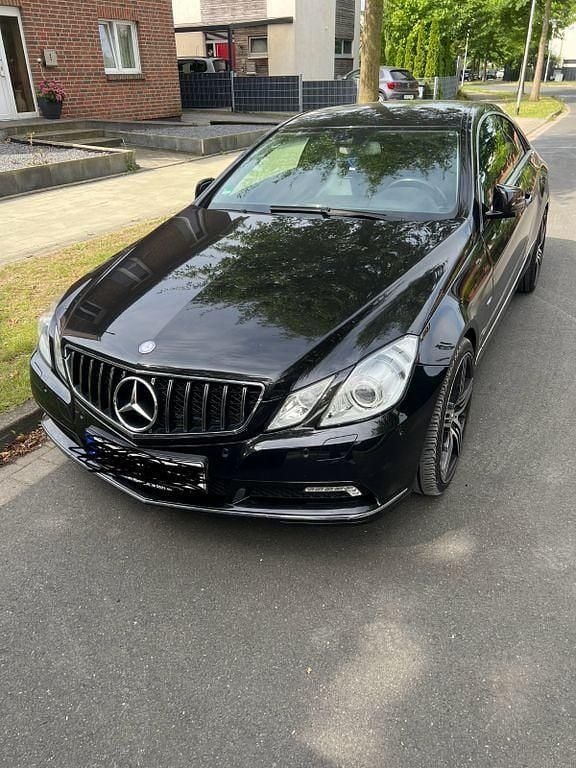 Schwarz Gebraucht 2010 Mercedes E200 Coupé | 12.700 € (Fairer Preis) - Bild 1/4