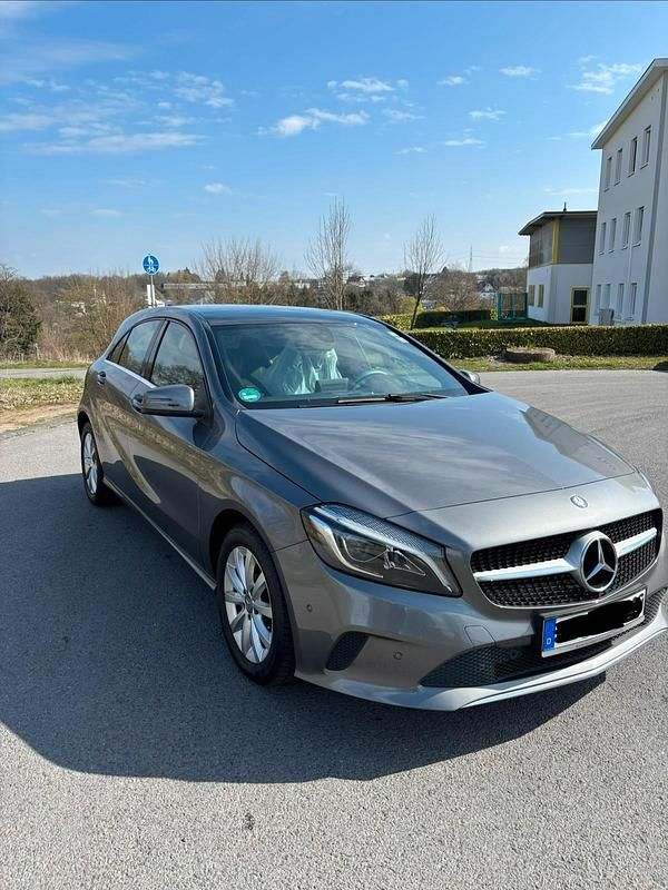 Gebraucht Mercedes A160 102 PS (75 kW) 2016 Grau Limousine