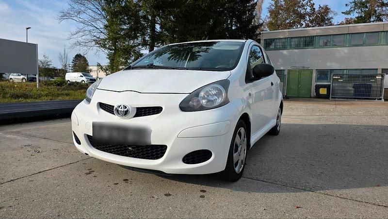 Weiß Gebraucht 2008 Toyota Aygo Kleinwagen | 1.500 € (Fairer Preis) - Bild 1/4