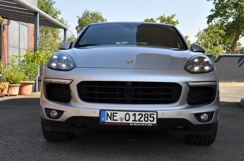 Silber Gebraucht 2017 Porsche Cayenne S Platinum Edition SUV | 48.497 € - Bild 1/4