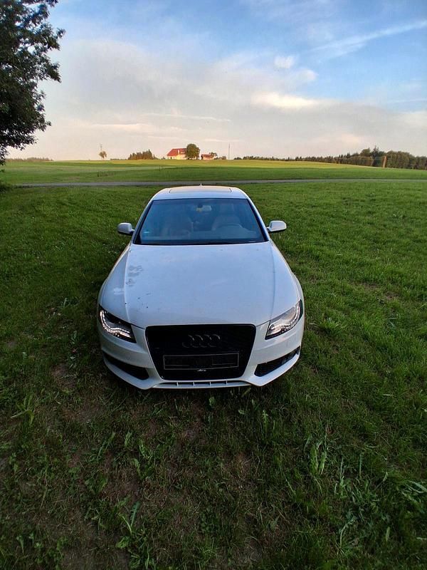 Weiß Gebraucht 2012 Audi A4 Limousine | 9.500 € - Bild 1/4