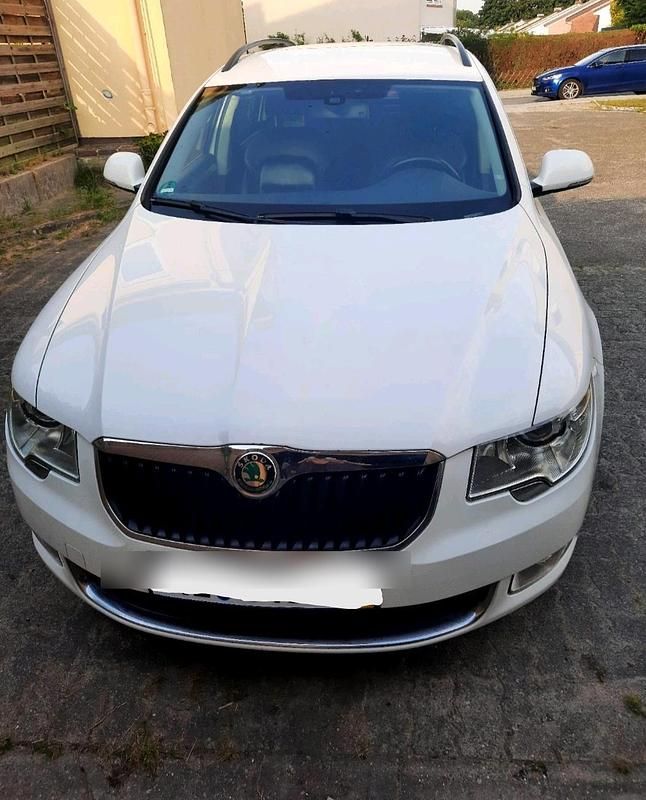Weiß Gebraucht 2010 Skoda Superb Limousine | 5.000 € (Fairer Preis) - Bild 1/4