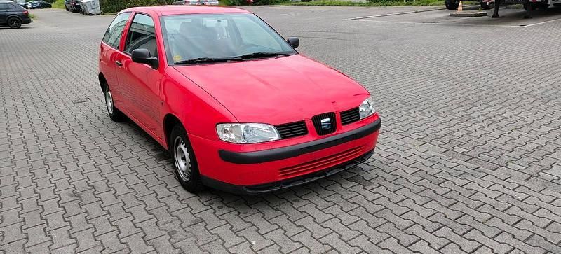 Rot Gebraucht 2000 Seat Ibiza Kleinwagen | 699 € (Guter Preis) - Bild 1/4