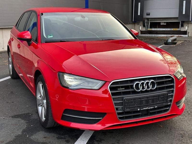 Gebraucht Audi A3 Ambiente 150 PS (110 kW) 2014 Rot Limousine