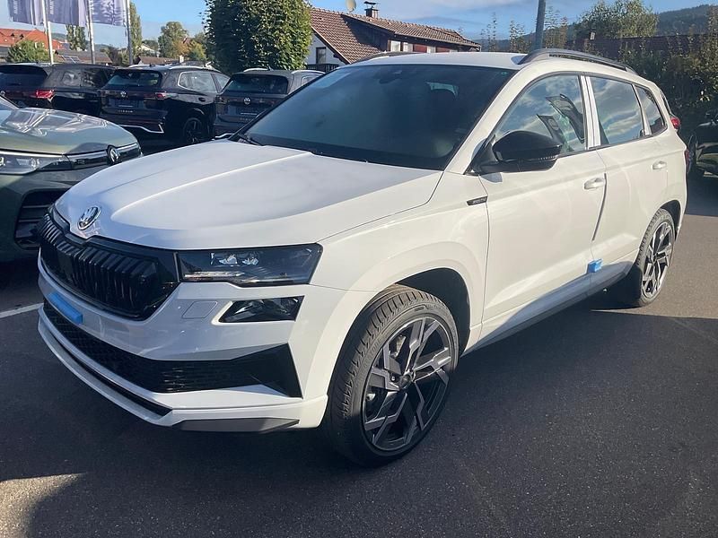 Moon weiß perleffekt Neu 2025 Skoda Karoq SportLine SUV | 42.495 € (Fairer Preis) - Bild 1/3
