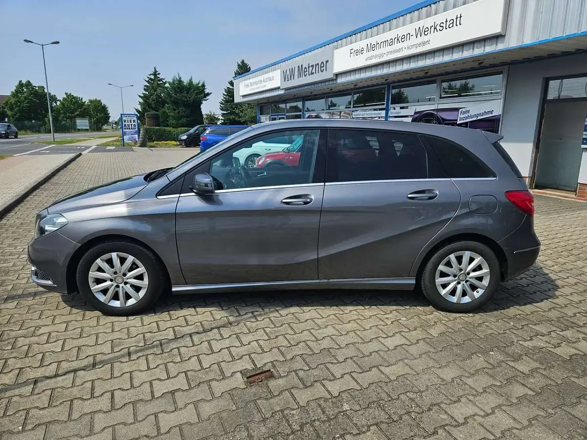 Gebraucht Mercedes B180 122 PS (89 kW) 2014 Mountaingrau  met. Kleinwagen