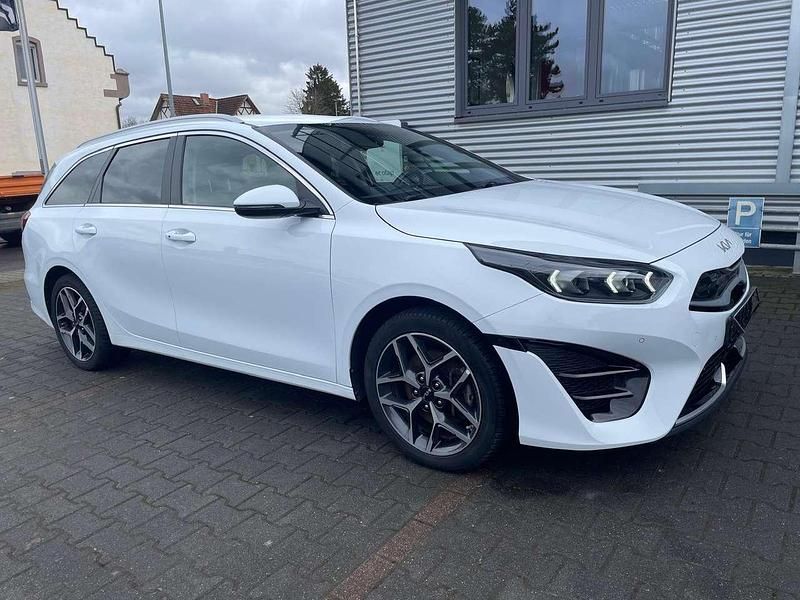 Gebraucht Kia Ceed Sportswagon Inspiration 105 PS (77 kW) 2022 (wd) cararraweiss Kombi