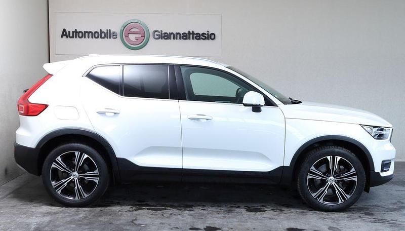 Weiß Gebraucht 2021 Volvo XC40 Inscription SUV | 21.490 € (Superpreis) - Bild 1/4