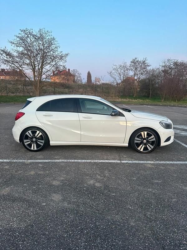 Gebraucht Mercedes A200 156 PS (114 kW) 2013 Weiß Limousine