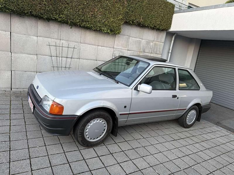 Silber Gebraucht 1990 Ford Escort Limousine | 8.100 € - Bild 1/4