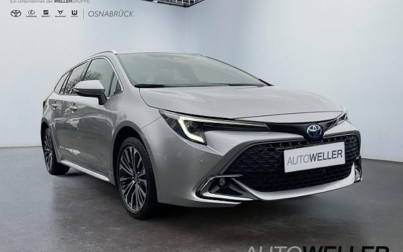 Shimmering silver metallic Neu 2024 Toyota Corolla Team Kombi | 37.980 € - Bild 1/4