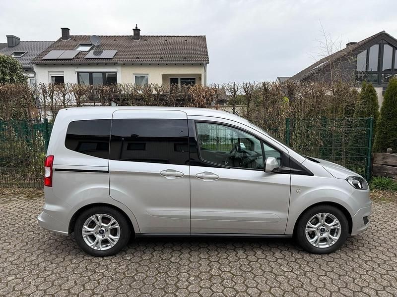 Gebraucht Ford Tourneo Courier 101 PS (74 kW) 2018 Silber Van / Kleinbus