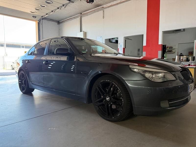 Grau Gebraucht 2009 BMW 525 Limousine | 10.200 € - Bild 1/4