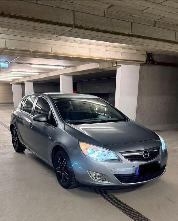 Gebraucht Opel Astra Edition 140 PS (102 kW) 2012 Grau Limousine