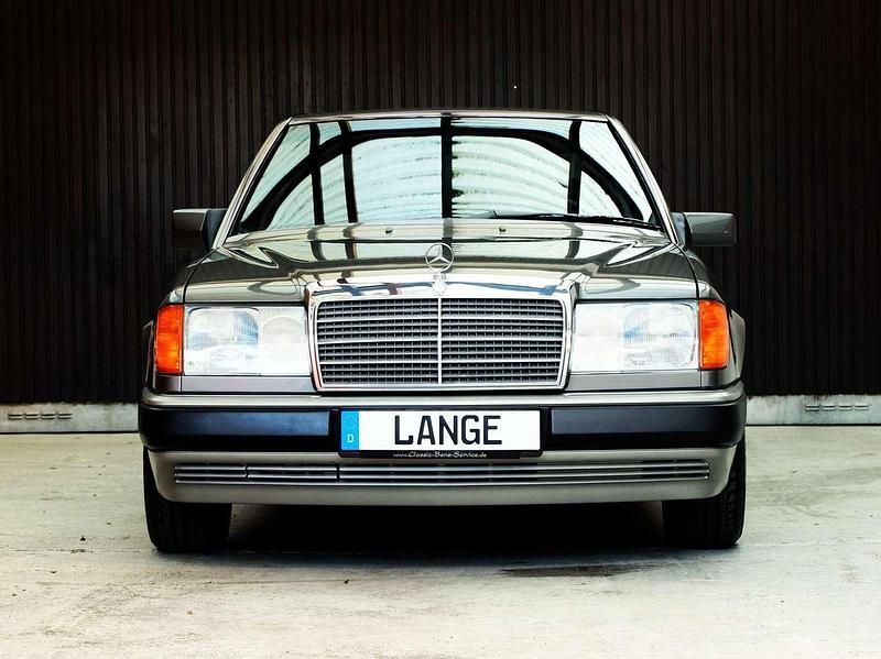 Grau Gebraucht 1991 Mercedes E230 Limousine | 23.980 € - Bild 1/4