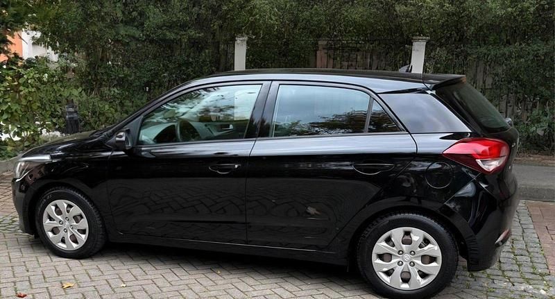 Schwarz Gebraucht 2016 Hyundai i20 Kleinwagen | 7.400 € (Fairer Preis) - Bild 1/4