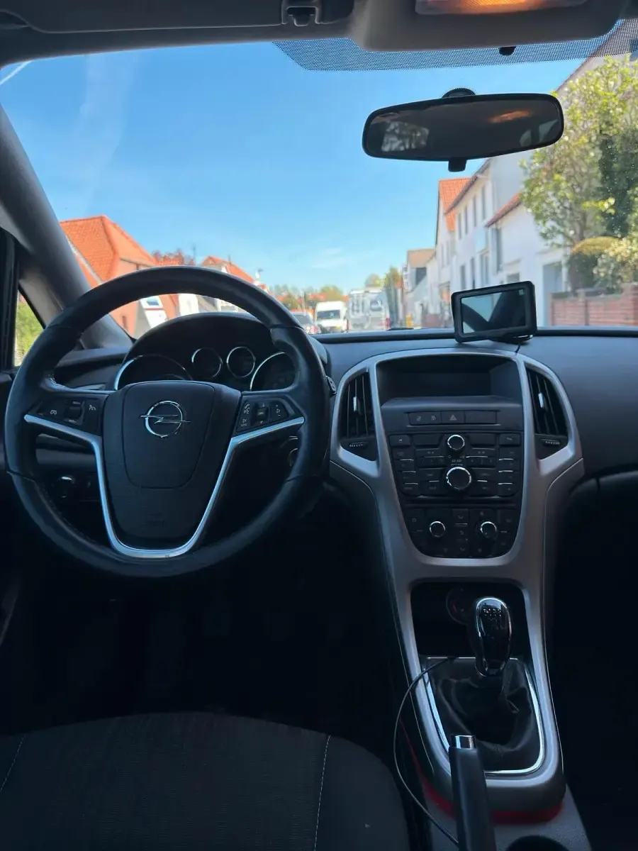 Usado Opel Astra 140 HP (102 kW) 2011 Preto Sedan