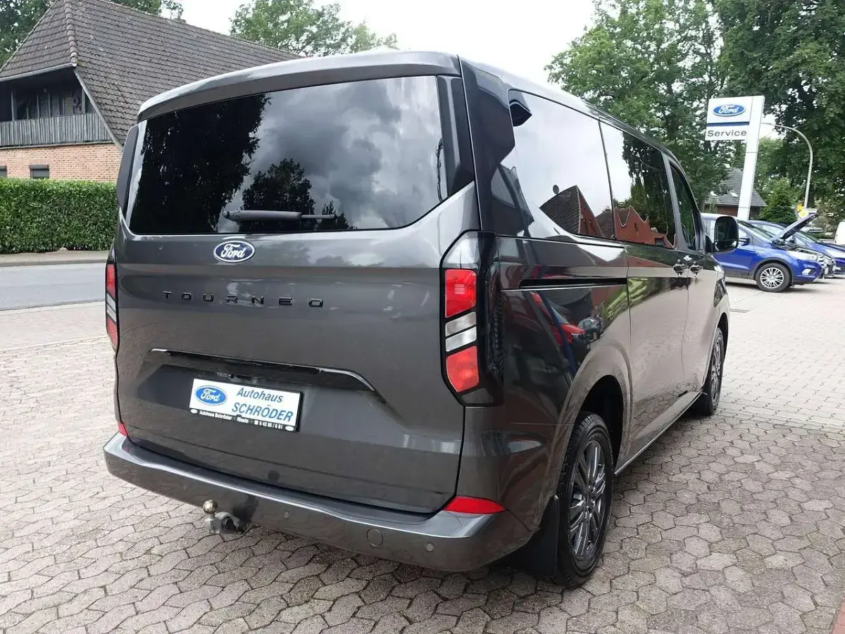 Gebraucht Ford Tourneo Custom Titanium 170 PS (125 kW) 2025 Magneticgrau (metallic) Van