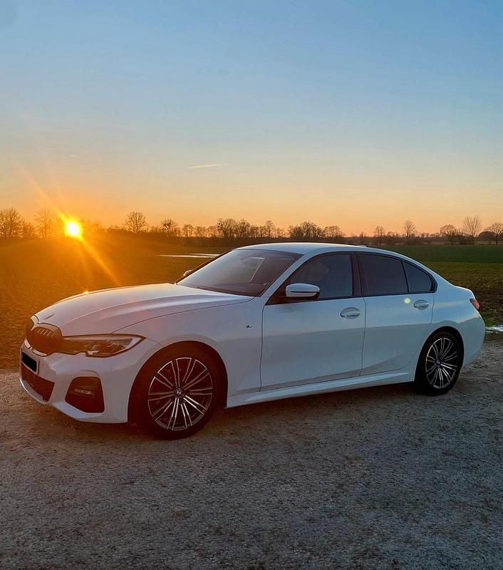 Weiß Gebraucht 2020 BMW 320 M Sport Limousine | 27.900 € (Fairer Preis) - Bild 1/4