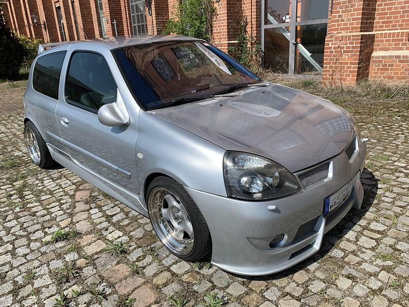 Gebraucht Renault Clio II 169 PS (124 kW) 2002 Silber Kleinwagen