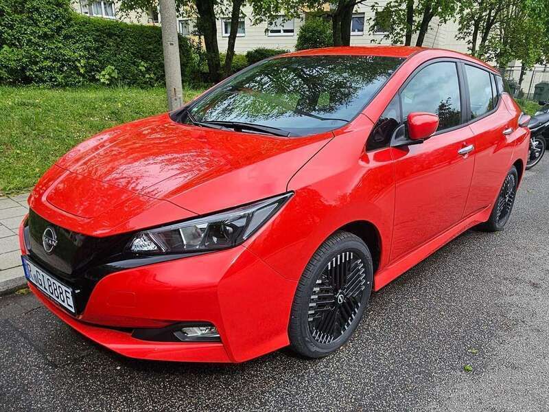 Rot Gebraucht 2023 Nissan Leaf N-Connecta Kleinwagen | 23.900 € (Teuer) - Bild 1/4