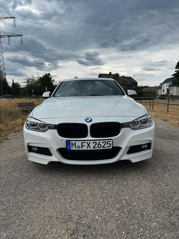 Weiß Gebraucht 2017 BMW 320 M Sport Limousine | 22.700 € (Guter Preis) - Bild 1/4