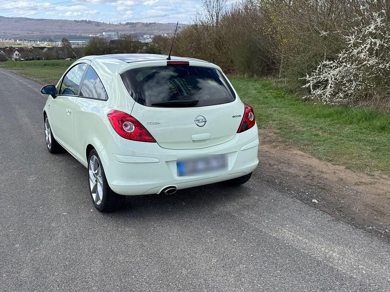 Gebraucht Opel Corsa Edition 70 PS (51 kW) 2011 Weiß Kleinwagen