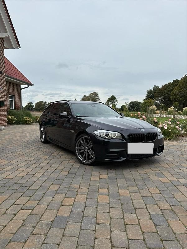 Grau Gebraucht 2013 BMW M550 Limousine | 14.000 € (Guter Preis) - Bild 1/4