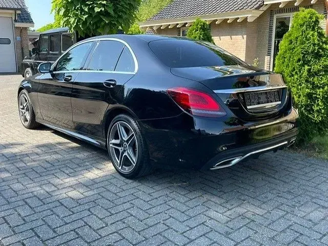Gebraucht Mercedes C180 AMG line 156 PS (114 kW) 2019 Schwarz Limousine
