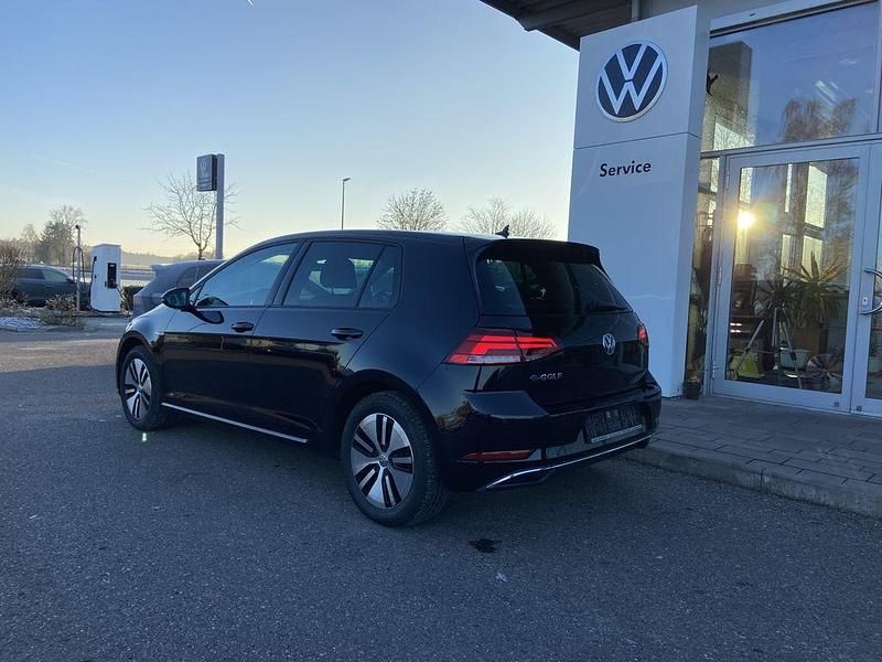 Gebraucht VW Golf Active 100 kW (136 PS) 2020 Schwarz Limousine