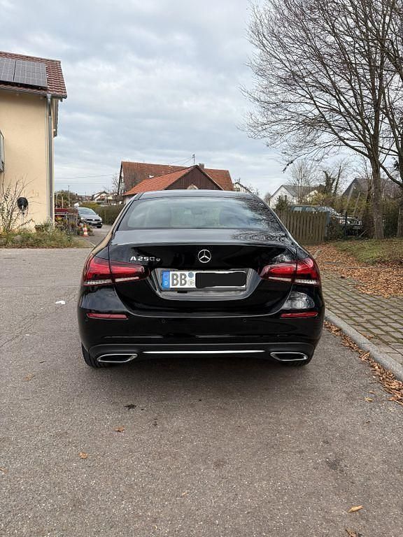 Gebraucht Mercedes A250 218 PS (160 kW) 2021 Schwarz Limousine