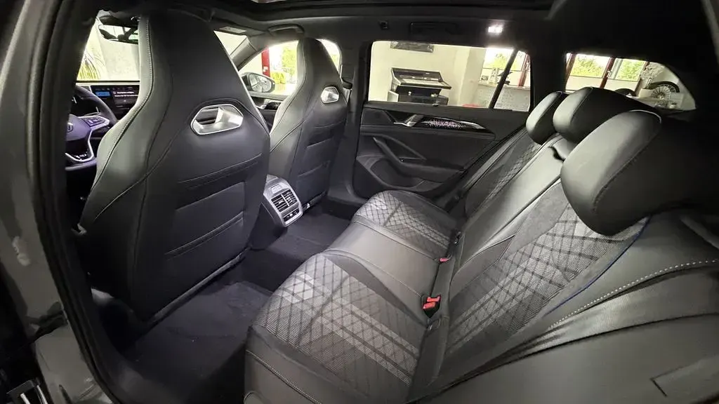 Neu VW Passat R-line 150 PS (110 kW) 2025 Grau Kombi
