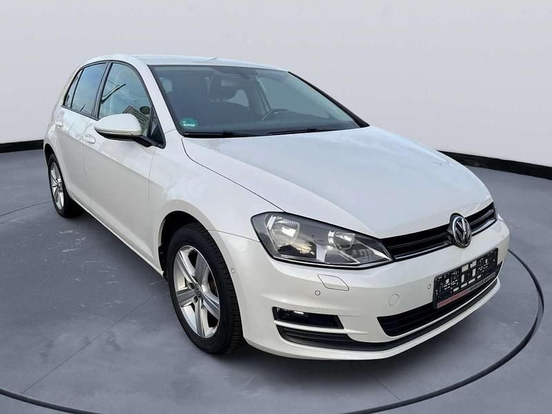 Oryxweiss Gebraucht 2014 VW Golf VII Comfortline Limousine | 8.590 € (Fairer Preis) - Bild 1/4