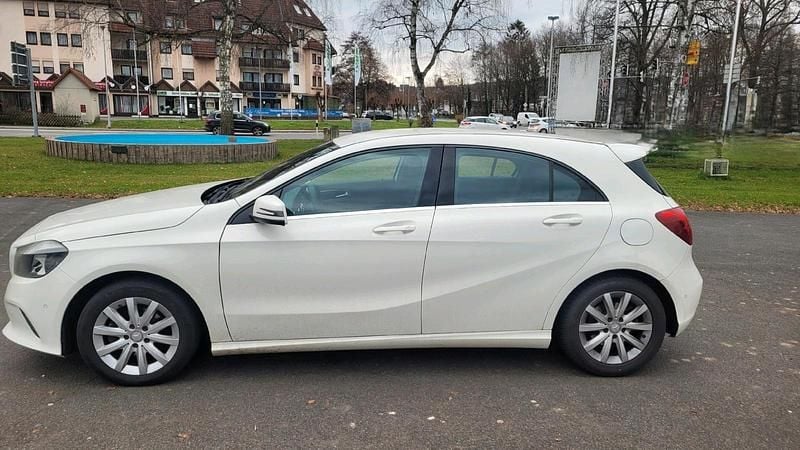Gebraucht Mercedes A180 109 PS (80 kW) 2016 Weiß Limousine