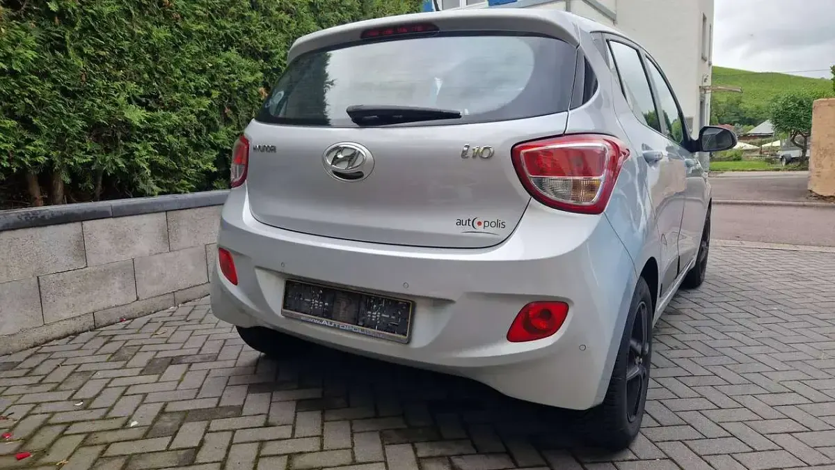 Gebraucht Hyundai i10 Blackline 67 PS (49 kW) 2016 Silber Kleinwagen