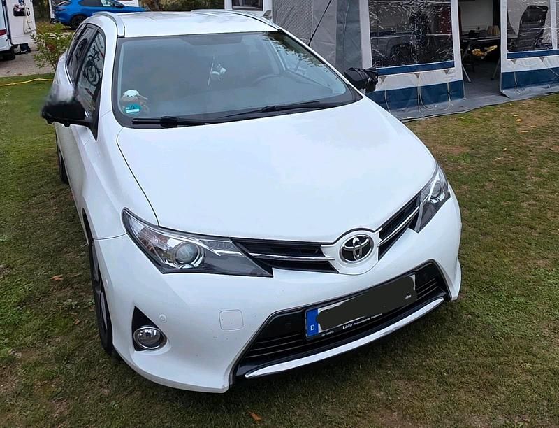 Weiß Gebraucht 2015 Toyota Auris Sport Kombi | 7.500 € (Guter Preis) - Bild 1/4